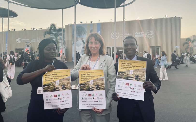 Im Bild (von links nach rechts ) Deborah Osei-Mensah, Kakaoproduzentin bei Asunafu Union in Ghana und Fairtrade-Botschafterin, Melissa Duncan, CEO bei Fairtrade International und Hassan Isaac Tongola, CEO Fairtrade Africa, mit dem Plakat zur Petition.  